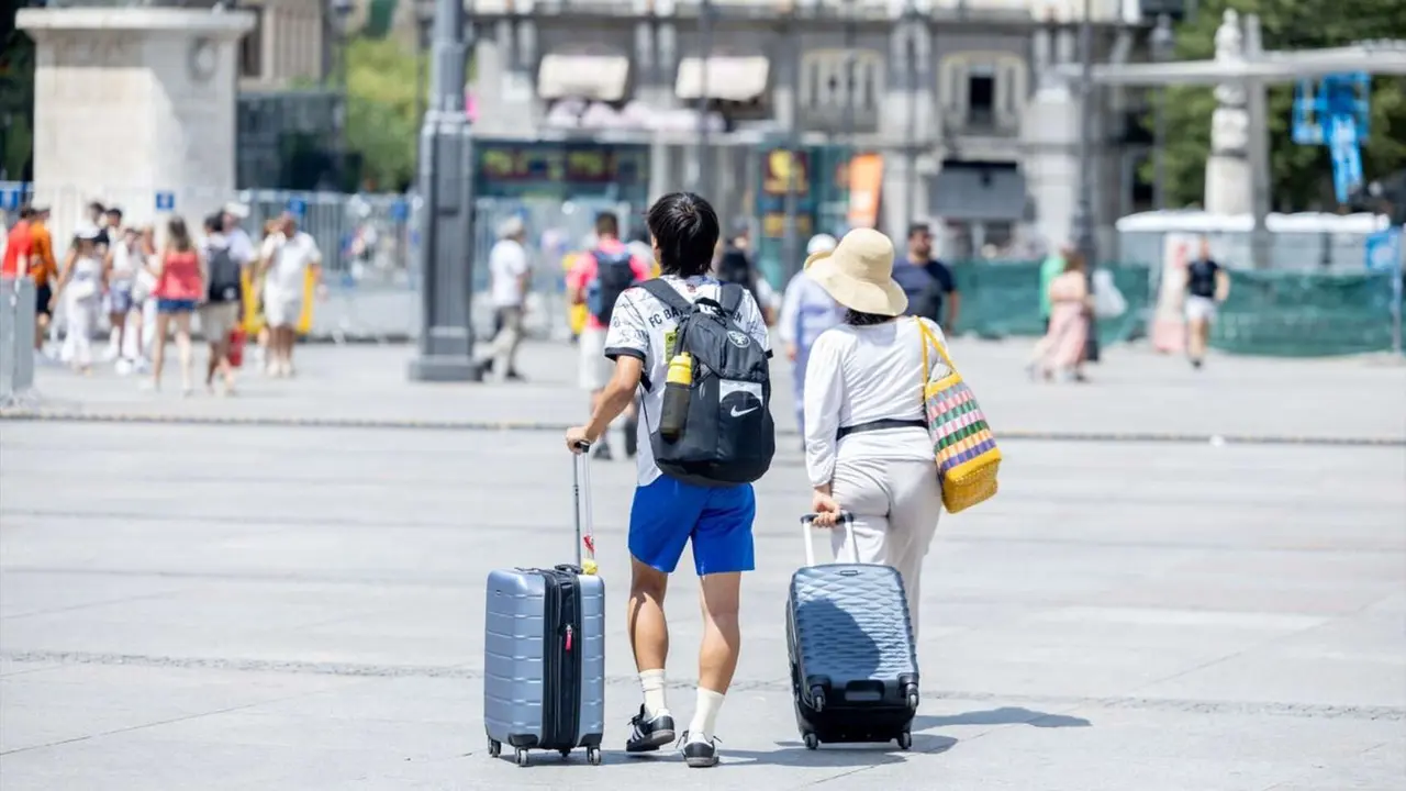 Dos turistas con maletas. / RR. SS.