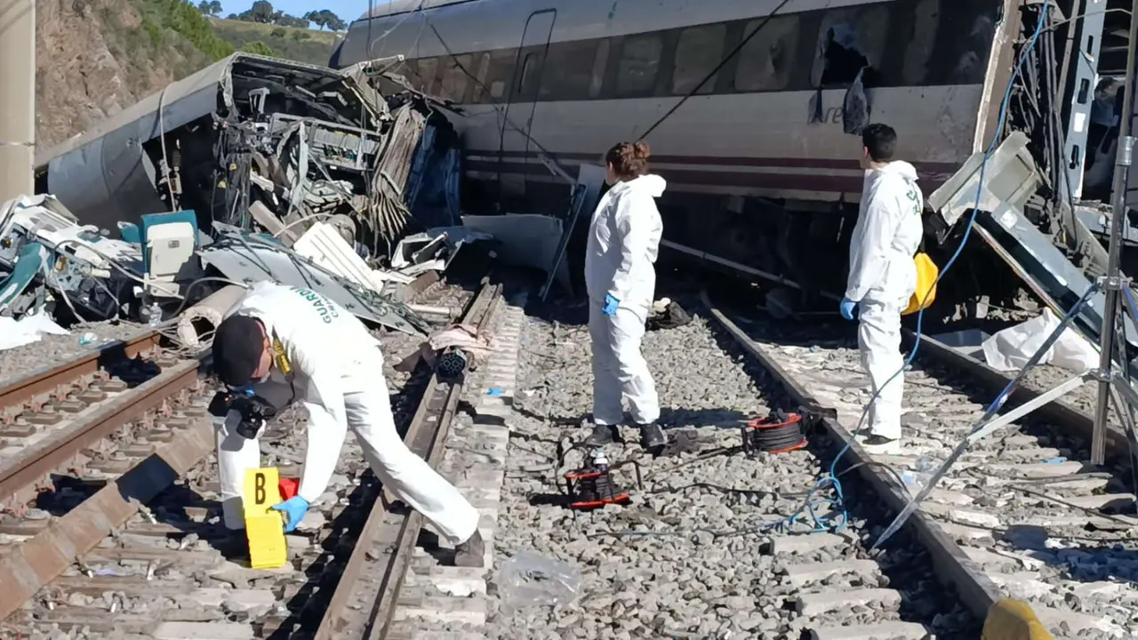 La Guardia Civil inspecciona el descarrilamiento en Adamuz. / Guardia Civil
