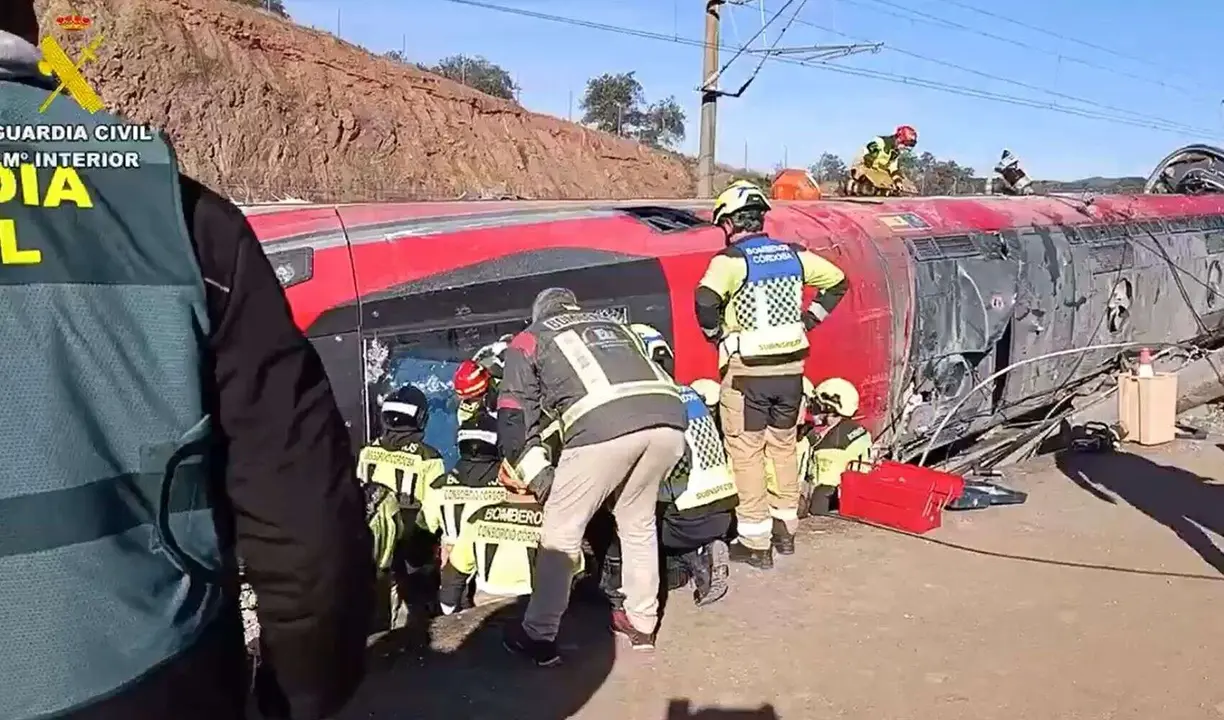 Servicios de emergencia trabajan tras el choque de los trenes en Adamuz. / Guardia Civil.
