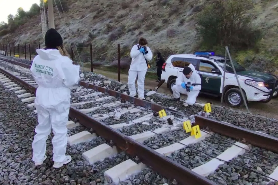 La Guardia Civil inspecciona la v&iacute;a en Adamuz. / Guardia Civil