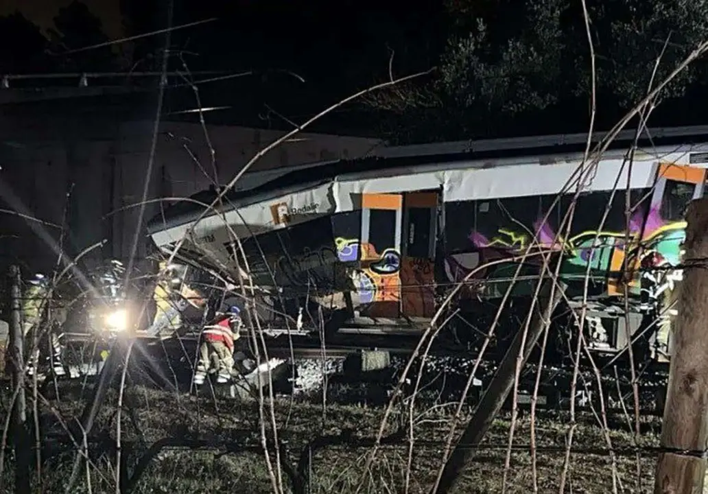 Tren de Rodalies descarrilado en Gelida, Barcelona. / RR. SS.