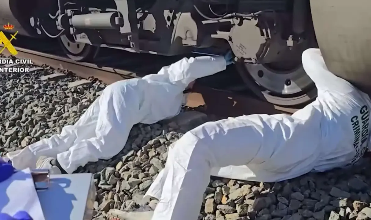 La Guardia Civil examina las ruedas del tren Iryo descarrilado en Adamuz. / Guardia Civil