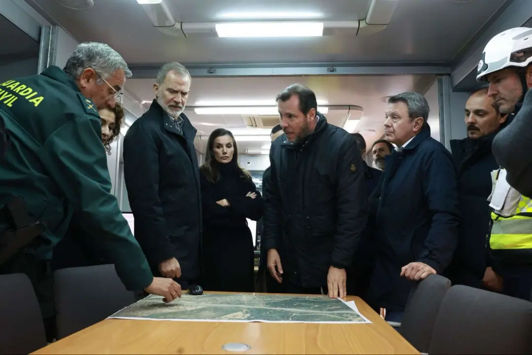 Felipe VI, Letizia y &Oacute;scar Puente, ministro de Transportes. / @Oscar_Puente_