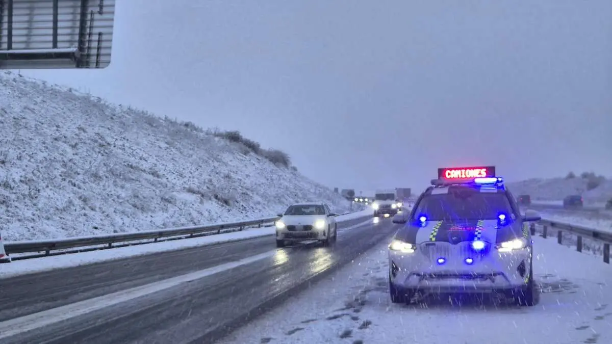 La Guardia Civil contin&uacute;a trabajando en las carreteras afectadas por el temporal de nieve provocado por la borrasca Ingrid. / Mundiario