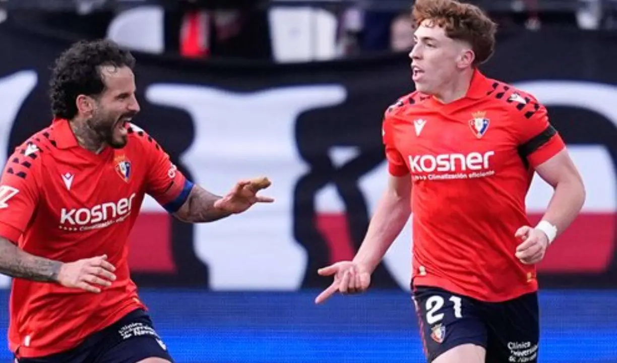 Victor Mu&ntilde;oz, en plena celebraci&oacute;n de un gol con un compa&ntilde;ero del Osasuna. /  @osasuna