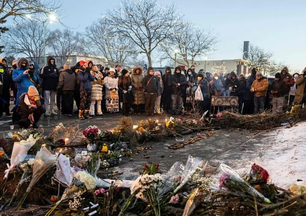 Altar improvisado en la zona donde Alex Pretti fue abatido a tiros en Minneapolis. / Rtve