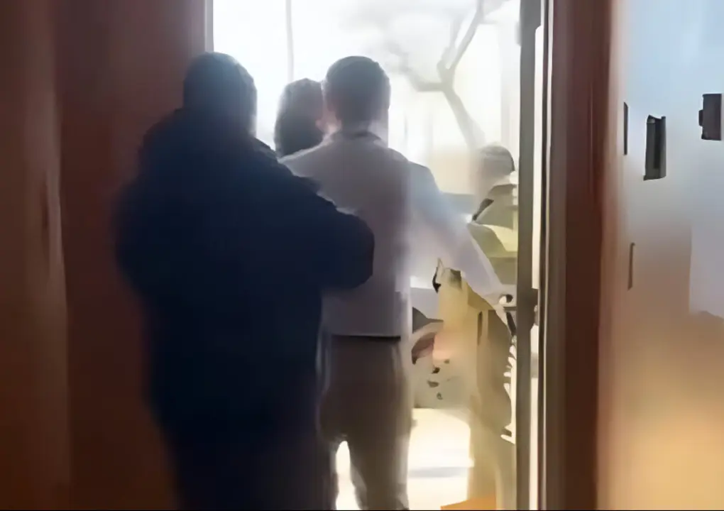 Captura de v&iacute;deo de los agentes de ICE intentando ingresar en el consulado de Ecuador en Minneapolis. / RR SS