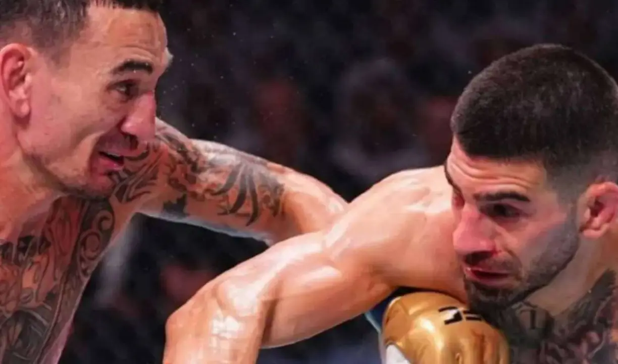 Max Holloway e Illia Topuria durante el combate que ambos protagonizaron. / @blessedmma