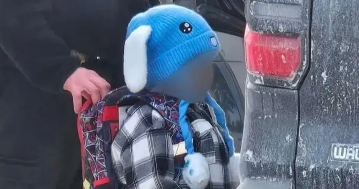 El ni&ntilde;o Liam Ramos apresado por un agente del ICE. : RR.SS..