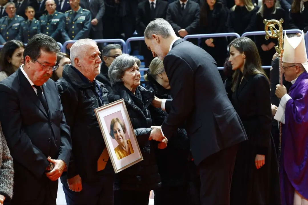 Felipe VI y la reina Letizia en la misa funeral de las v&iacute;ctimas del accidente de Adamuz. / @CasaReal
