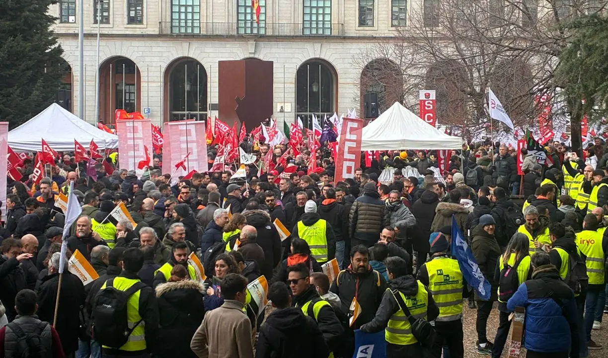 Trabajadores ferroviarios se concentran frente al Ministerio de Transportes. / @pctemadrid en X