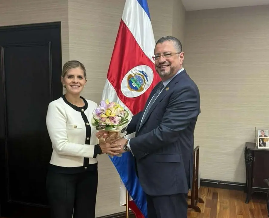 Laura Fern&aacute;ndez, presidenta electa de Costa Rica y Rodrigo Chaves, presidente en funciones. / RR.SS