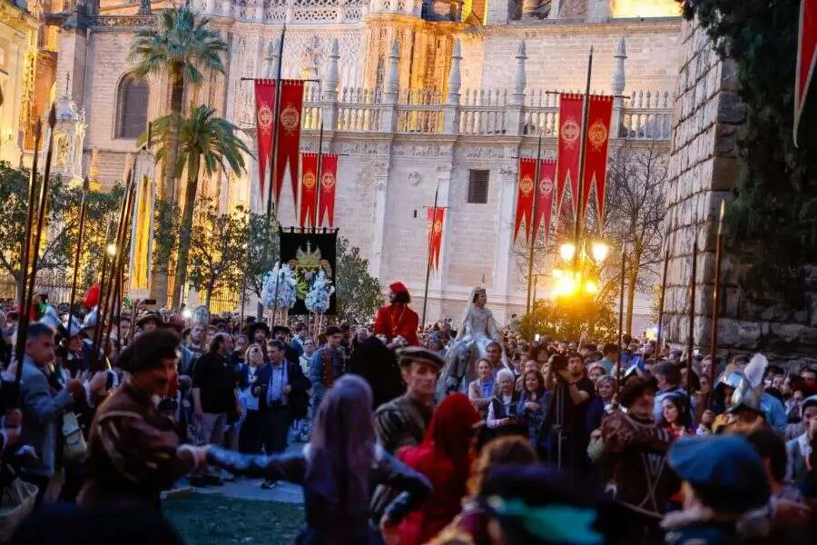 La comitiva junto a la catedral./ Foto Gerardo Lucio de la Iglesia
