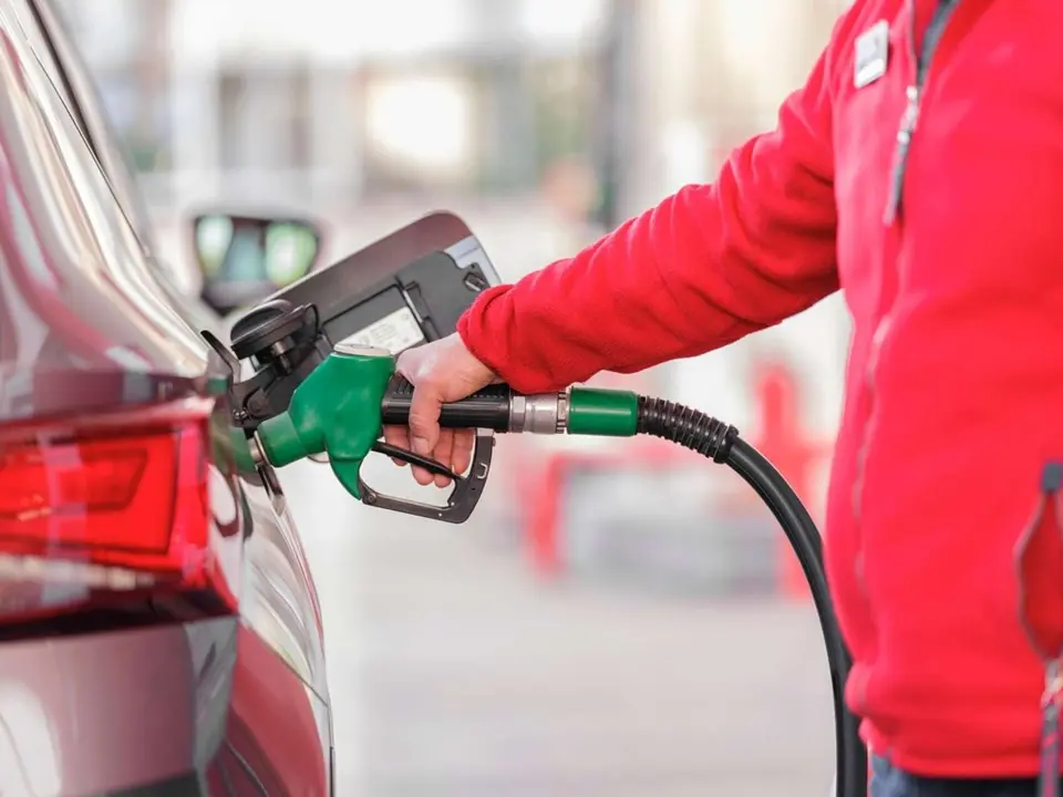 Una persona surtiendo gasolina. / Pixabay.