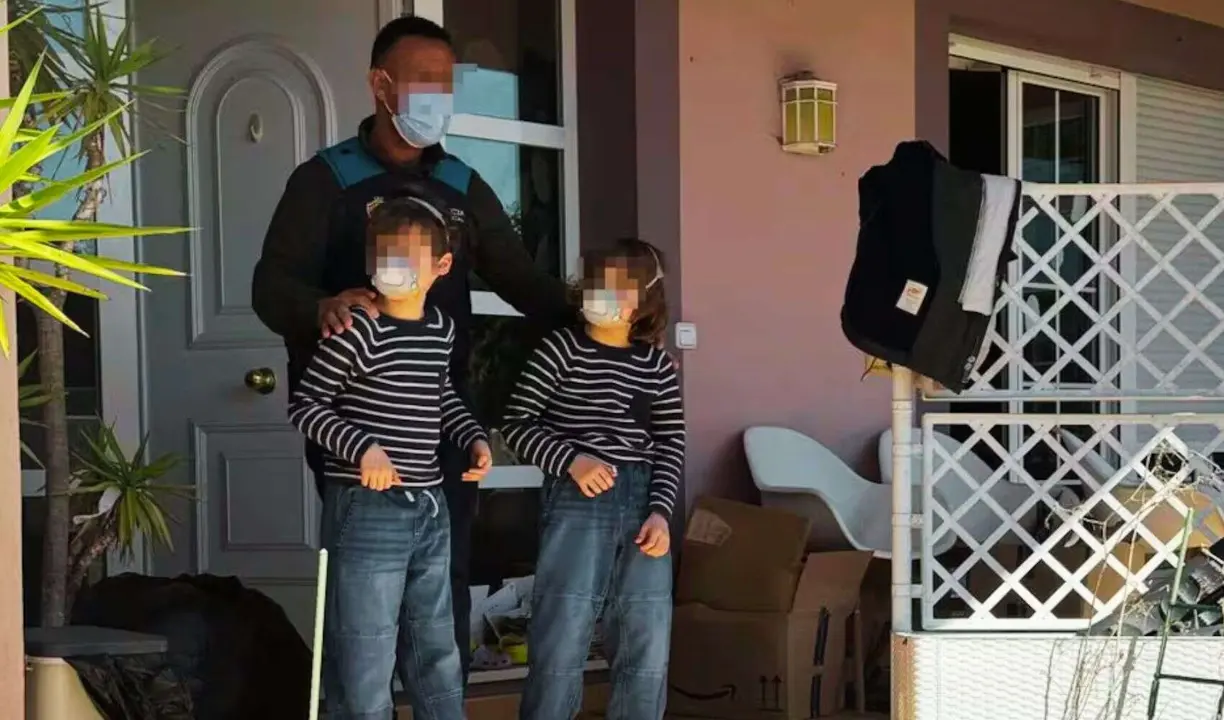 Los menores siendo rescatados en Oviedo. / RR SS.