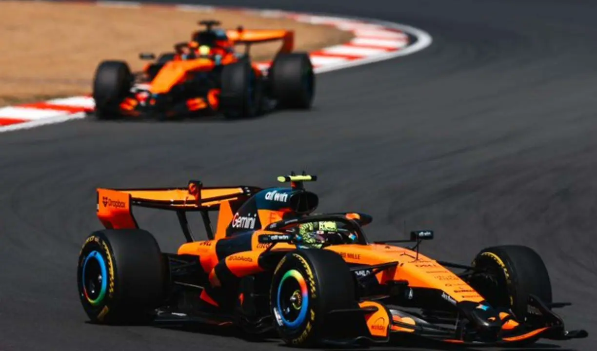Los dos coches de McLaren en el GP de China. /  @McLarenF1
