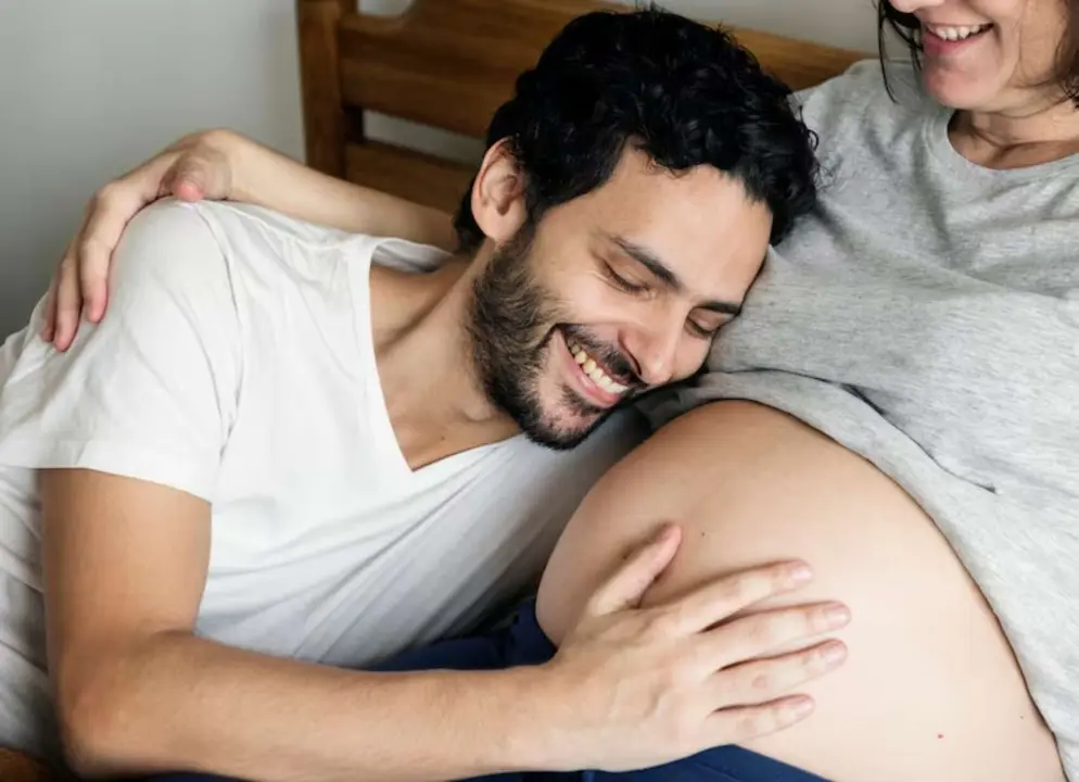 Un hombre toca la barriga de una mujer embarazada. / Freepik.