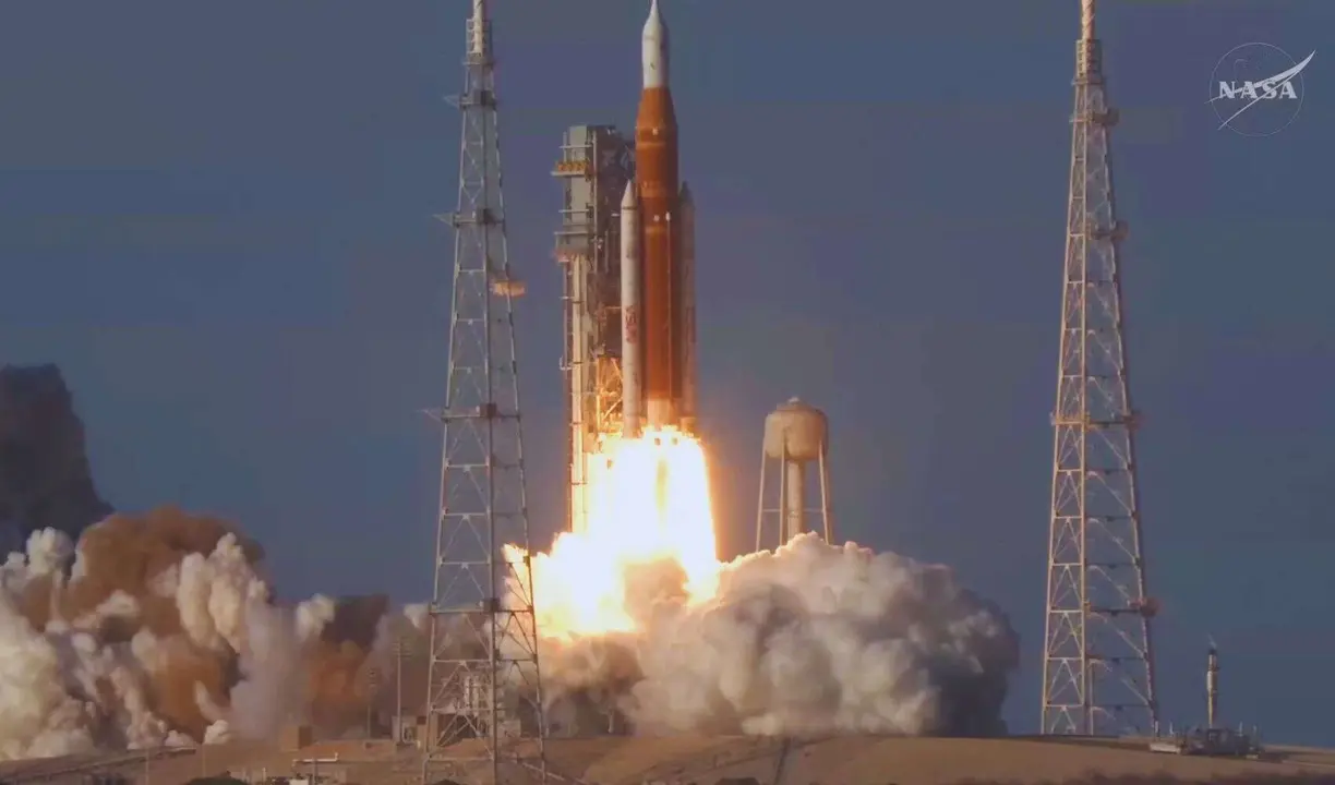 El cohete del programa Artemis despega desde el Centro Espacial Kennedy. / @NASA.