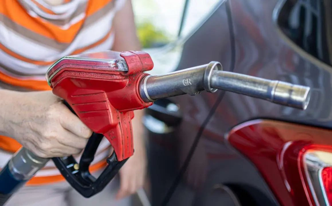 Una persona repostando gasolina. / Unsplash.
