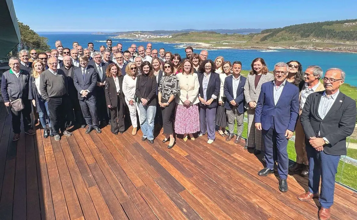 Foto de familia del XIV Foro Econ&oacute;mico de Galicia en 2025. / Mundiario