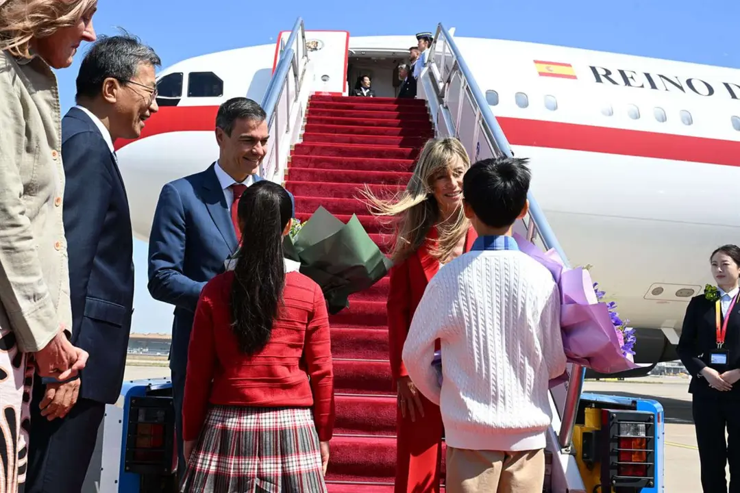 Pedro S&aacute;nchez y Bego&ntilde;a G&oacute;mez recibidos en China. / La Moncloa