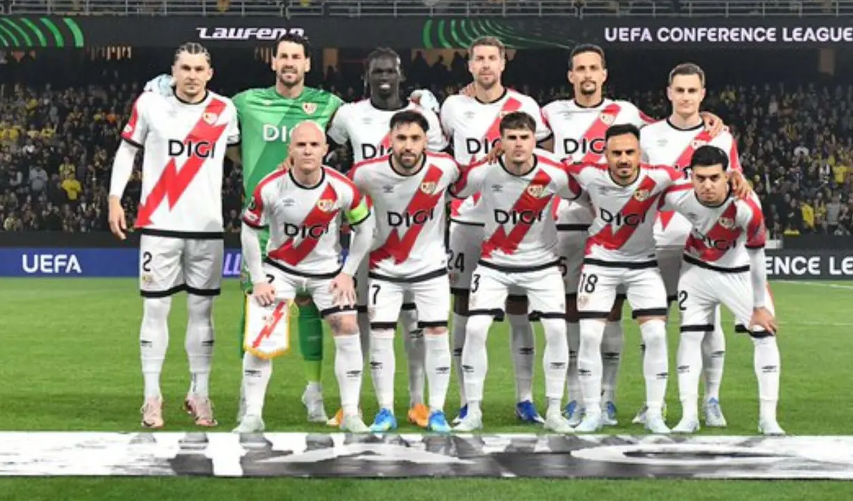 El once del Rayo Vallecano ante el AEK Atenas en Grecia. /   @rayovallecano