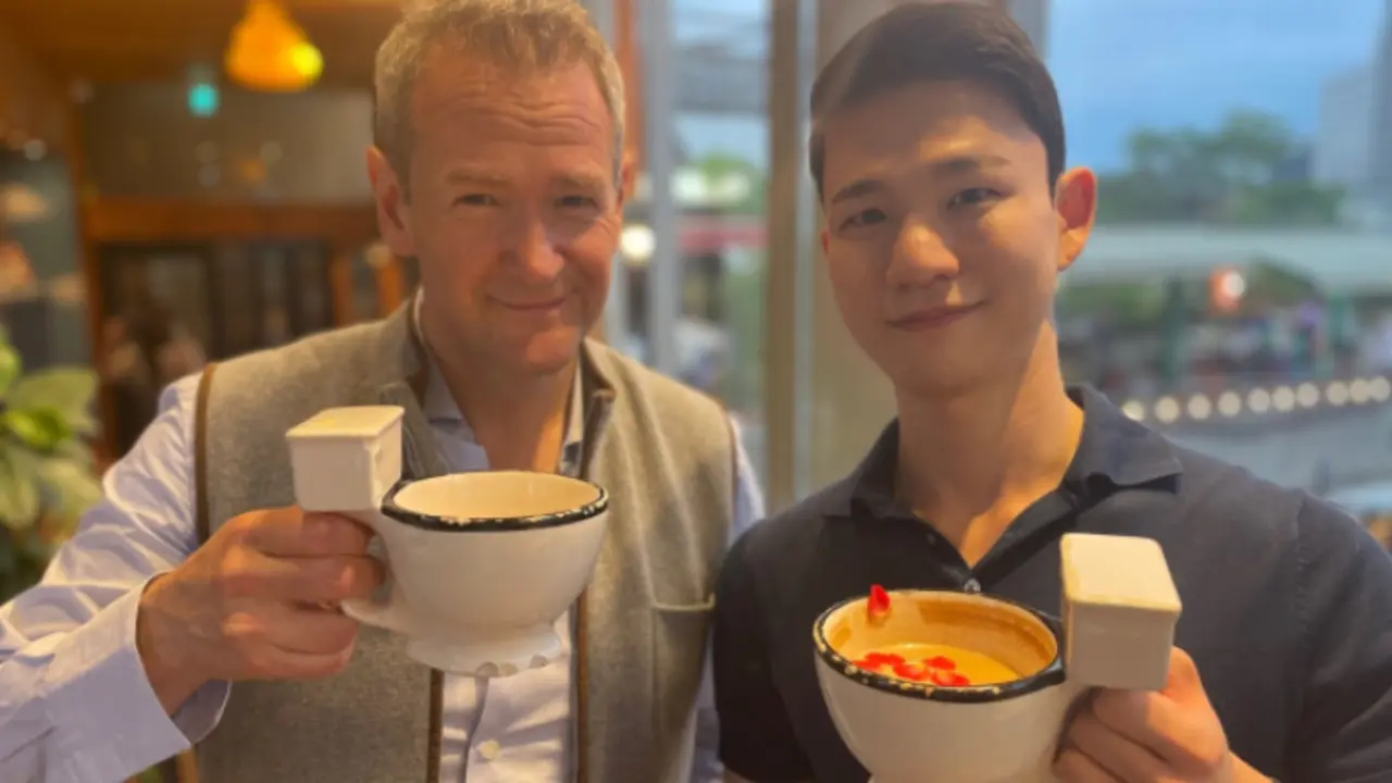 Alexander Armstrong in South Korea tiene 7.2 estrellas en IMDB. / Movistar Plus