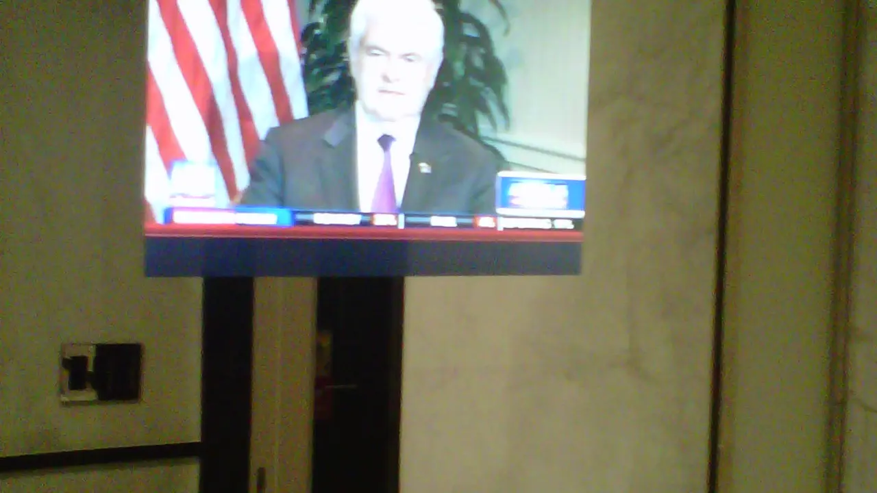 TV insertada en un espejo de hotel. / Mundiario
