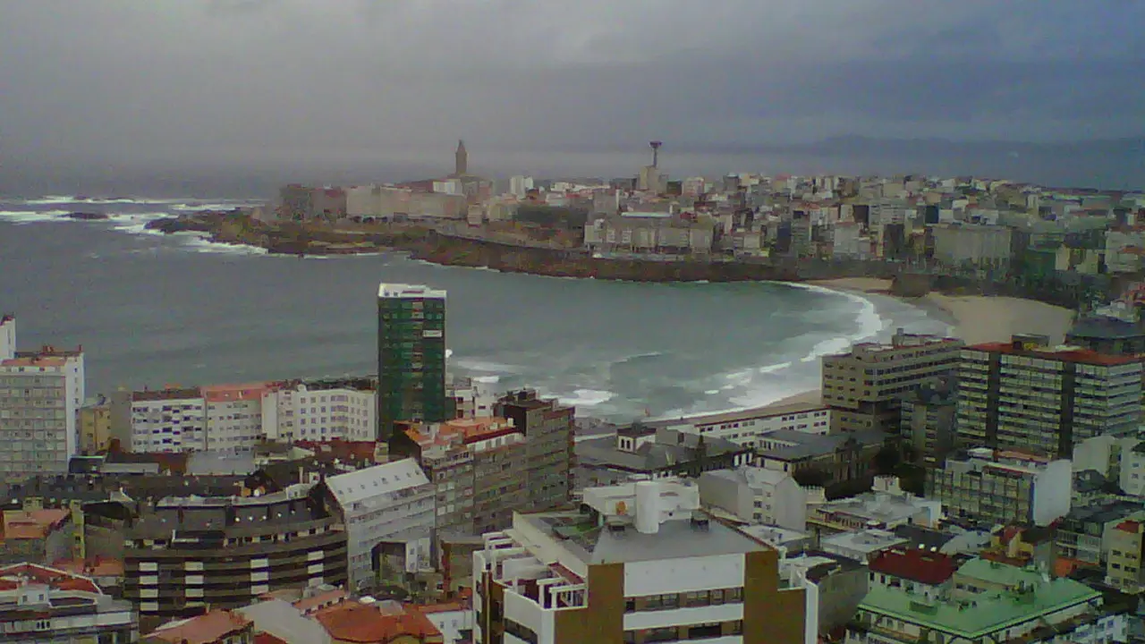Vistas de viviendas asomadas a las playas del Orz&aacute;n y Riazor, en A Coru&ntilde;a. / Mundiario
