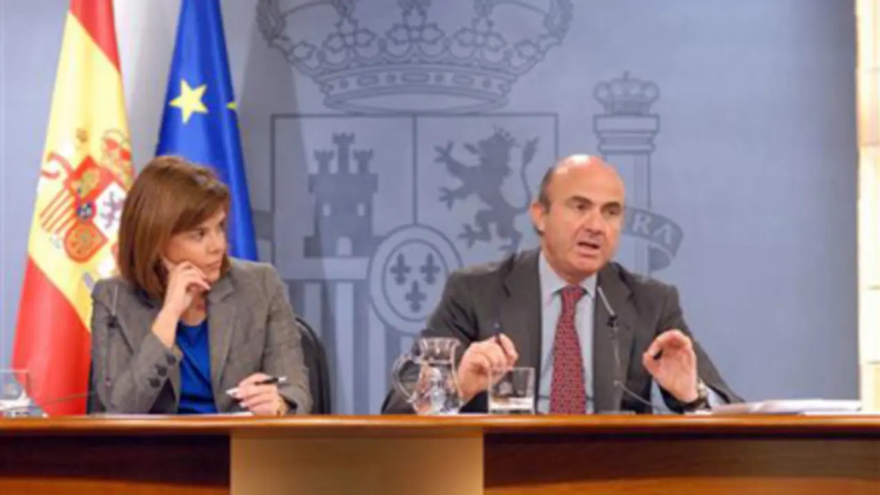 El ministro Luis de Guindos, junto a la vicepresidenta.