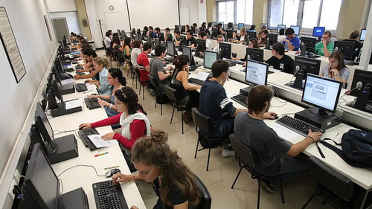 Sala de ordenadores de la Universidad de Navarra.