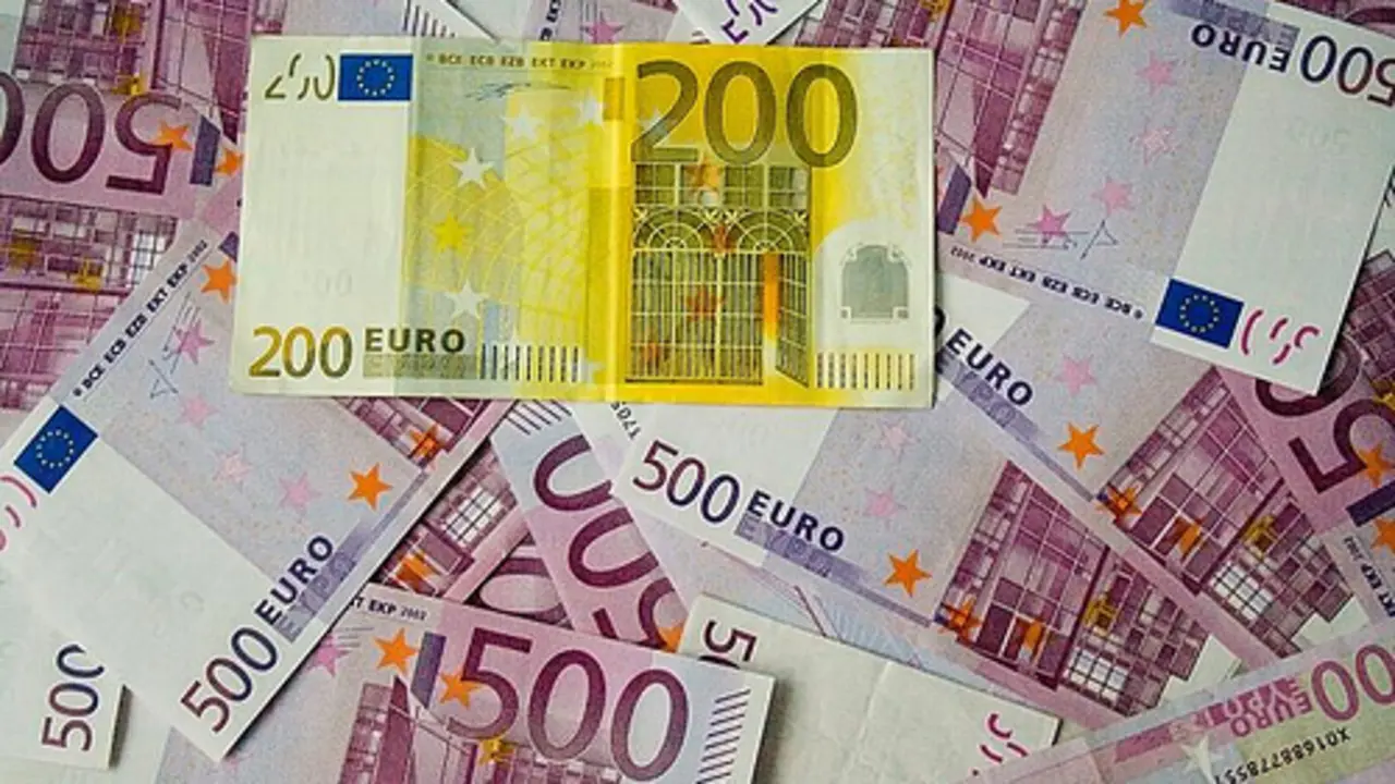 Billetes de 500 y 200 euros.