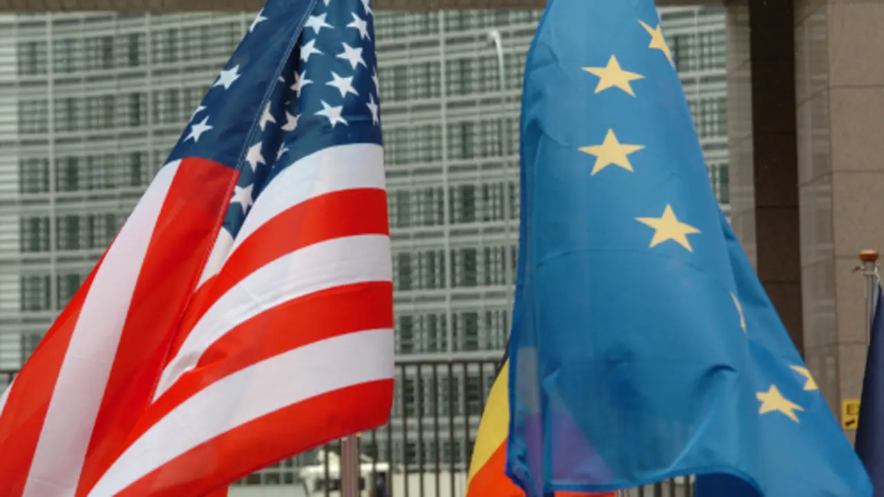 Banderas de EE UU y de la UE. / RR SS.