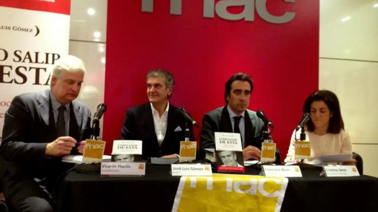Vicente Mart&iacute;n, Jos&eacute; Luis G&oacute;mez, Francisco Abu&iacute;n y Cristina Seco en la presentaci&oacute;n del libro C&oacute;mo salir de esta en la FNAC de A Coru&ntilde;a. / Mundiario
