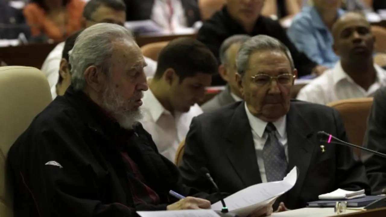 Fidel Castro y Ra&uacute;l Castro.