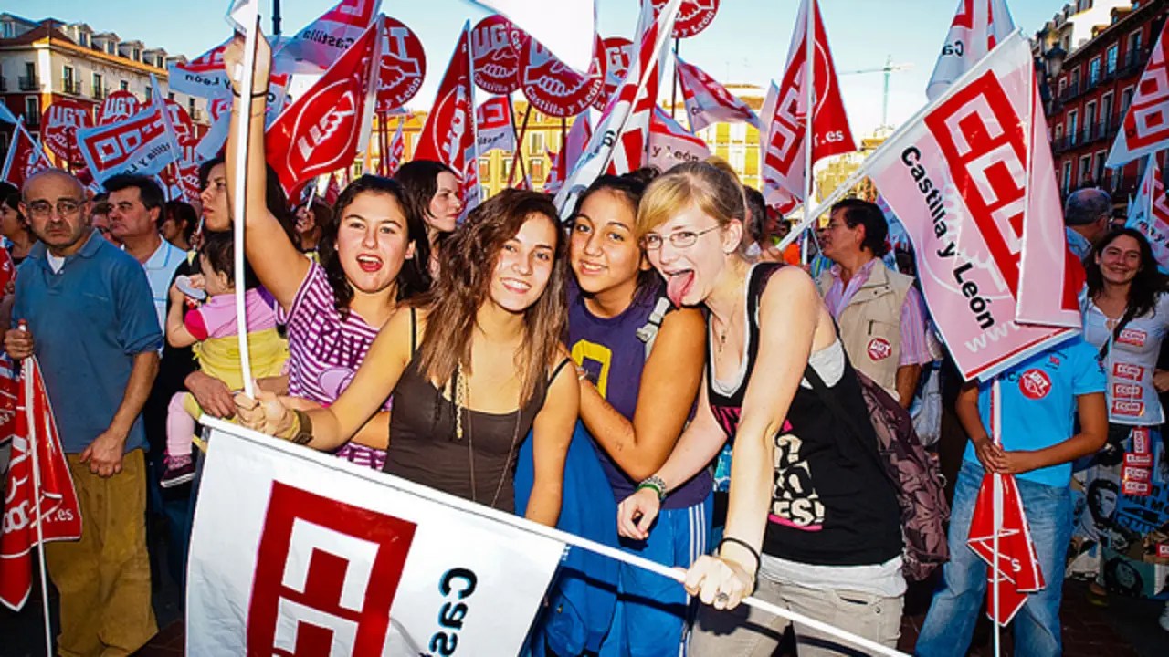 J&oacute;venes espa&ntilde;oles en una manifestaci&oacute;n.