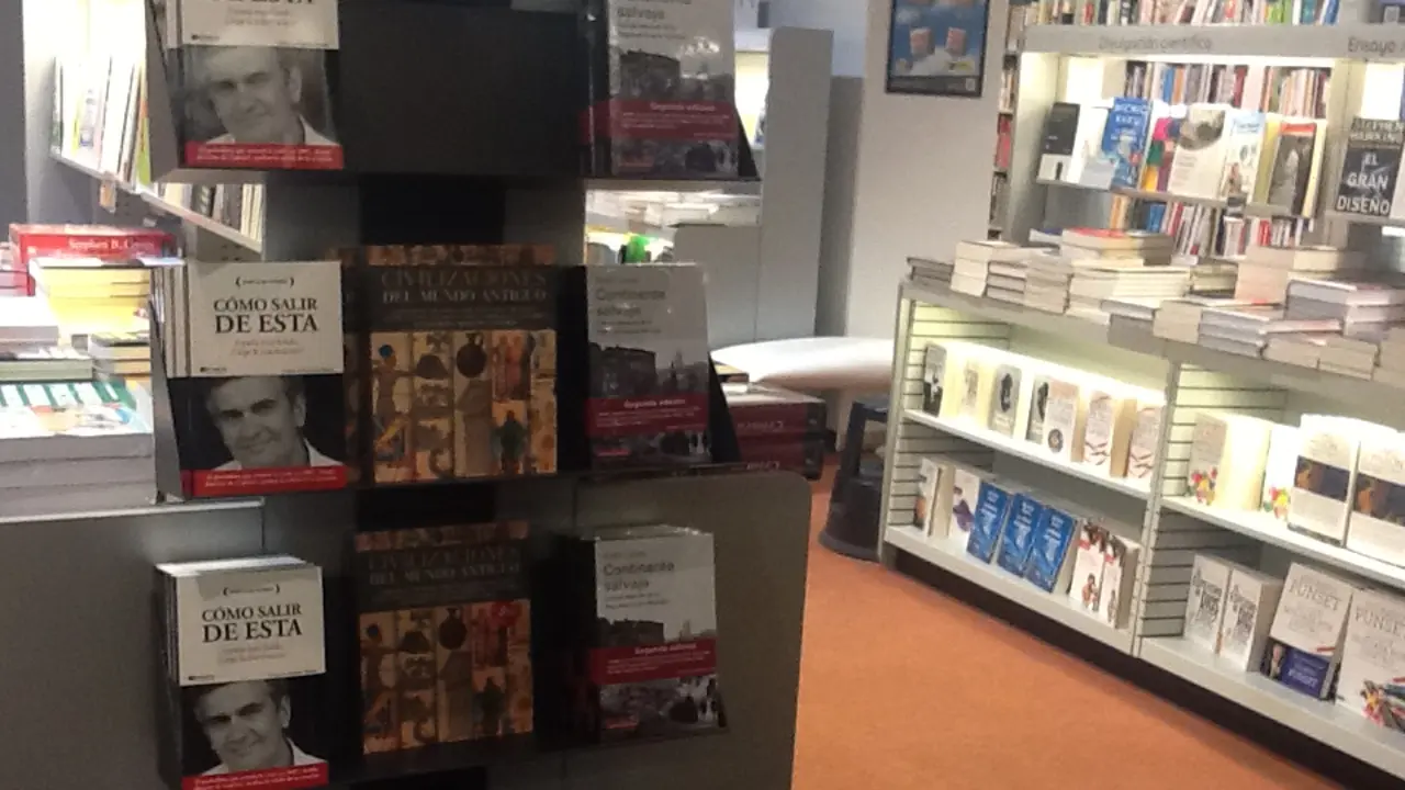 El libro C&oacute;mo salir de esta en librer&iacute;a de la FNAC, en la Plaza de Lugo en A Coru&ntilde;a
