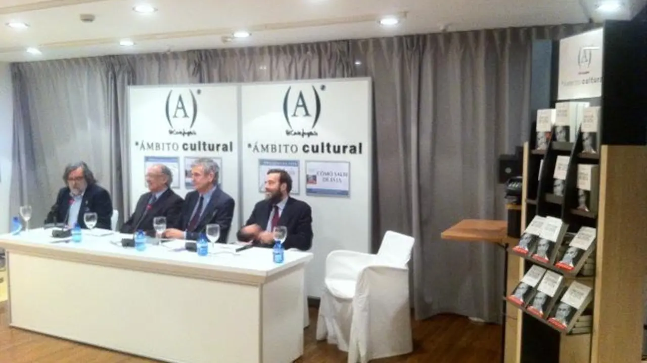 Estanter&iacute;a de 'C&oacute;mo salir de esta' en la presentaci&oacute;n en El Corte Ingl&eacute;s, en Madrid