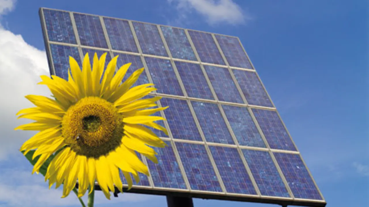 Producci&oacute;n de energ&iacute;a solar. / RR SS