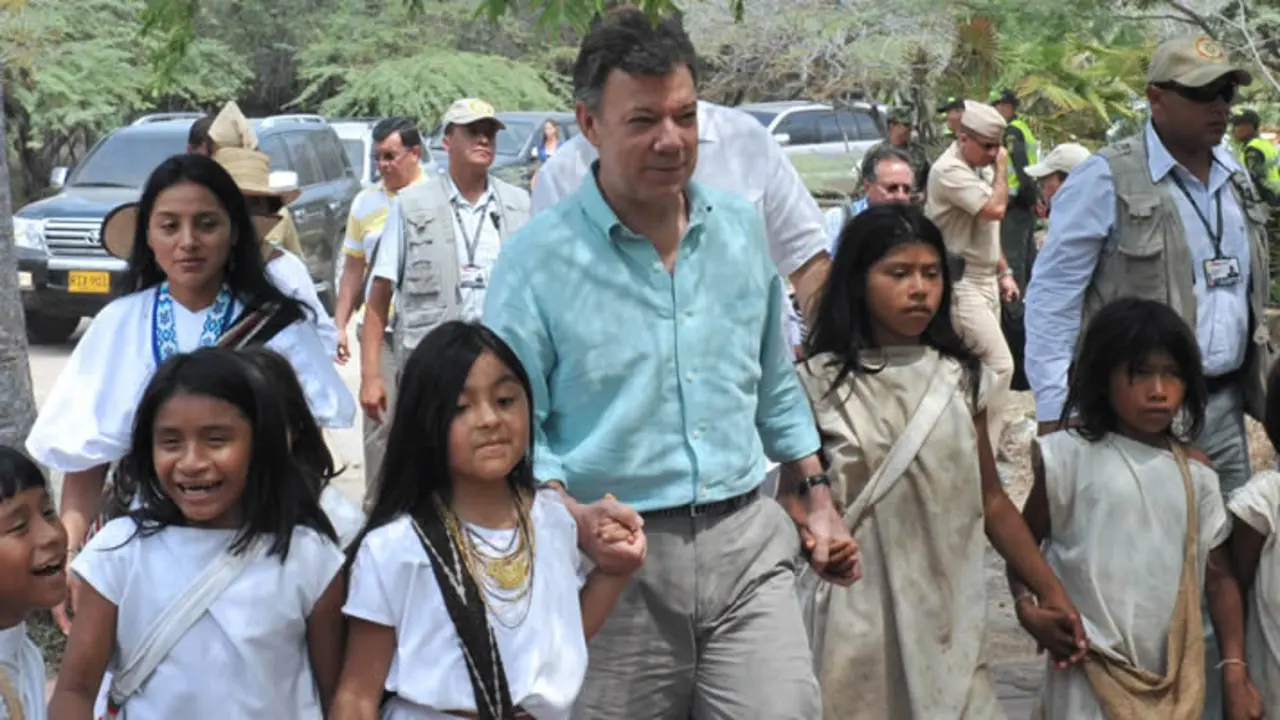 Recibimiento de ni&ntilde;os y ni&ntilde;as ind&iacute;genas de la Sierra Nevada al presidente Santos.