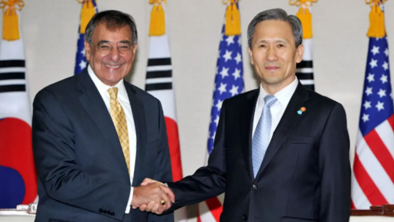 El secretario de defensa de los EEUU, Leon Panetta, junto al ministro de Defensa surcoreano, Kim Kwan-jin.