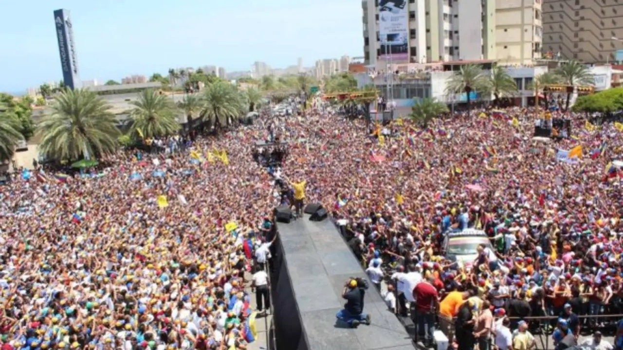 Mitin multitudinario de Henrique Capriles.