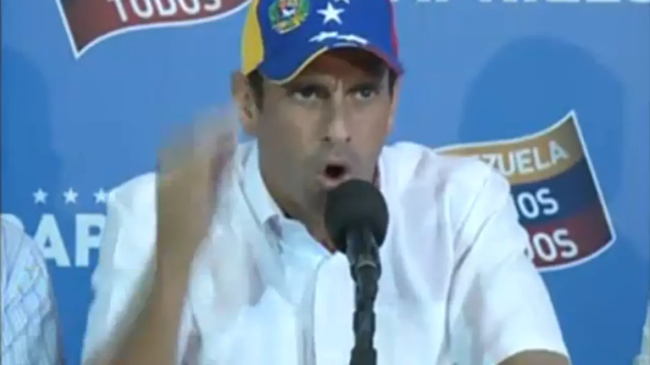 Henrique Capriles, durante su intervenci&oacute;n para exigir el recuento de votos.