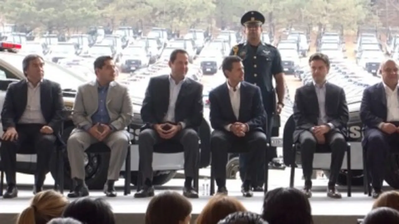 El presidente de M&eacute;xico, en una entrega de veh&iacute;culos.