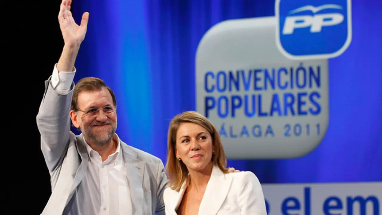 Mariano Rajoy, con Mar&iacute;a Dolores de Cospedal, en una convenci&oacute;n del PP en M&aacute;laga.