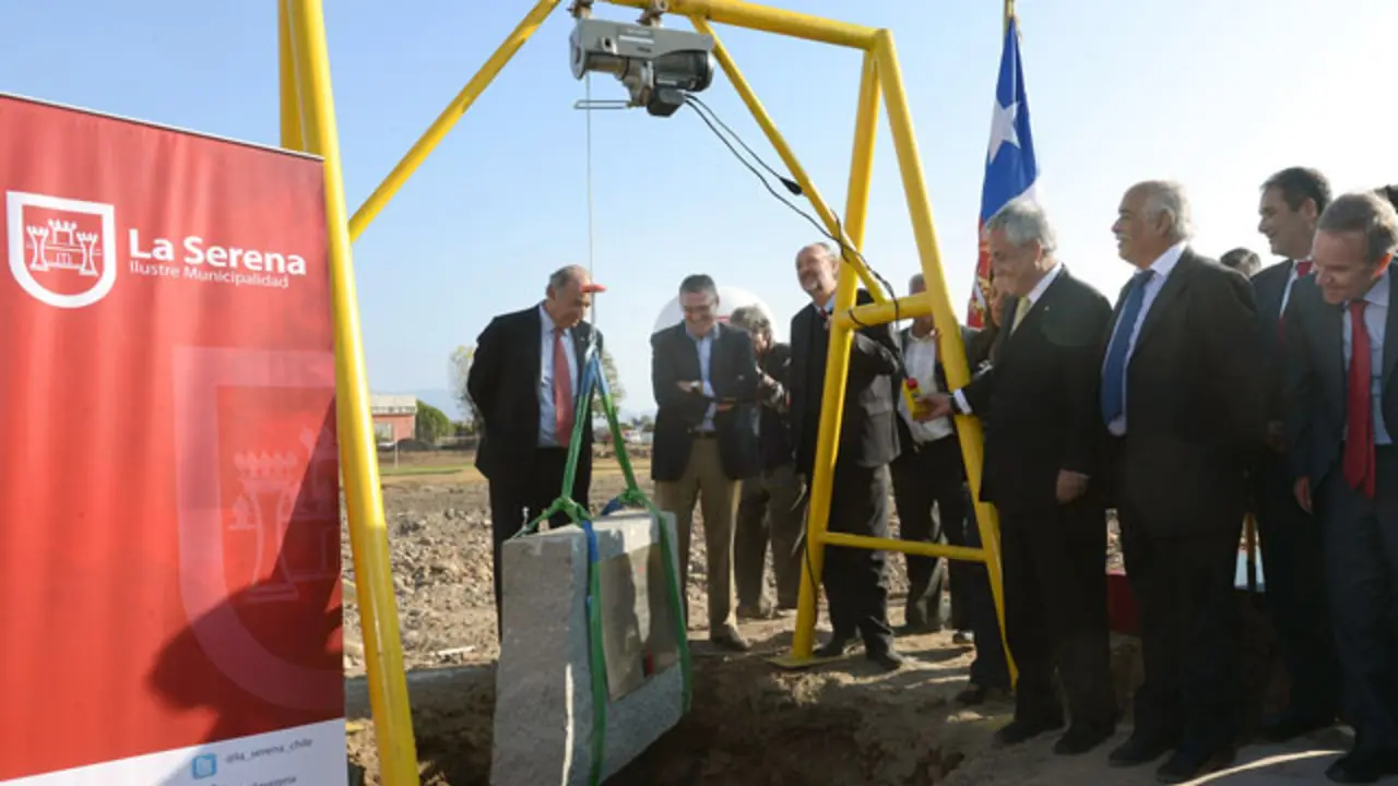 El presidente de Chile encabez&oacute; colocaci&oacute;n de la primera piedra del nuevo Estadio La Portada de La Serena.