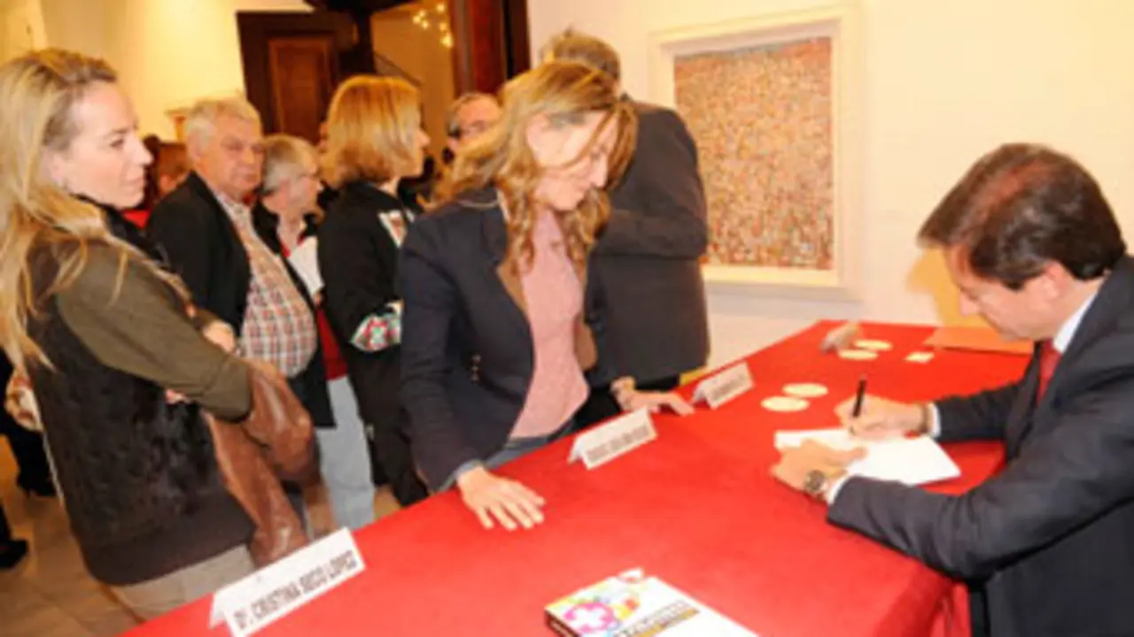 Santiago V&aacute;zquez firma ejemplares de su libro en Madrid.