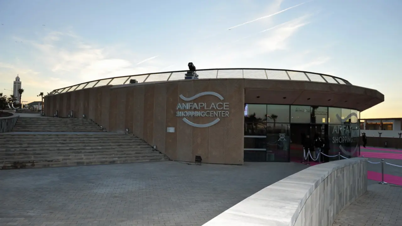 Centro comercial integrado en el complejo Anfaplace Living Resort, proyecto singular en Marruecos que desarroll&oacute; Inveravante en Casablanca.