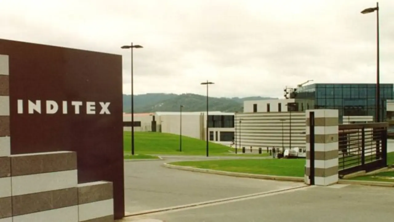 Entrada a la sede central de Inditex, la matriz de Zara, en Arteixo (A Coru&ntilde;a).