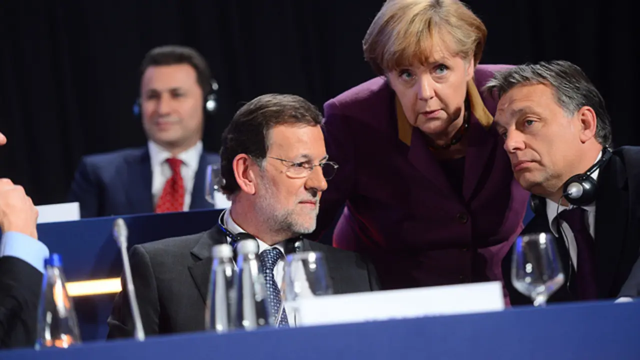 Mariano Rajoy, bajo la sombra de Angela Merkel.